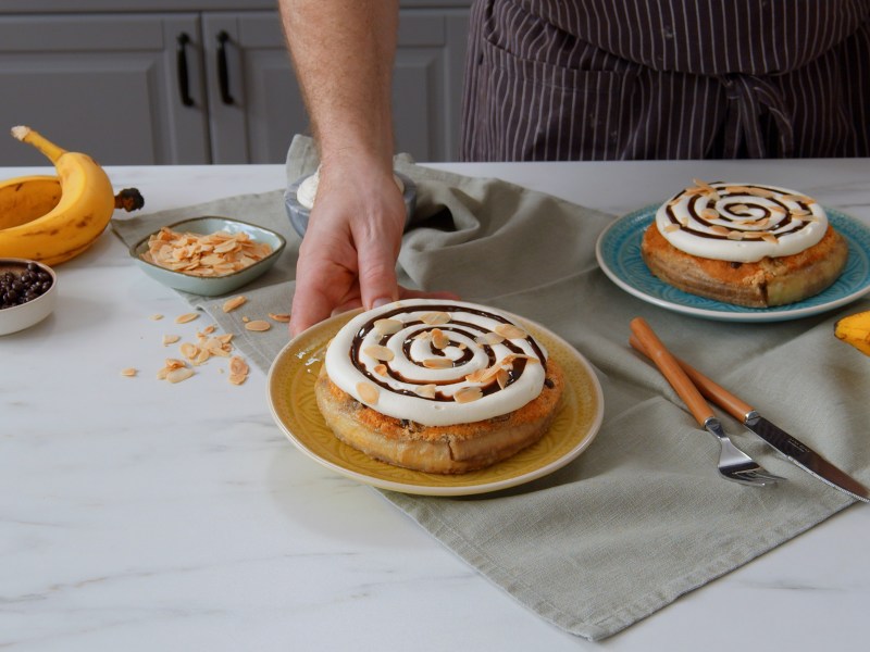 Zwei Bananensplit-Kuchen mit Sahne und Schokoladensoße.