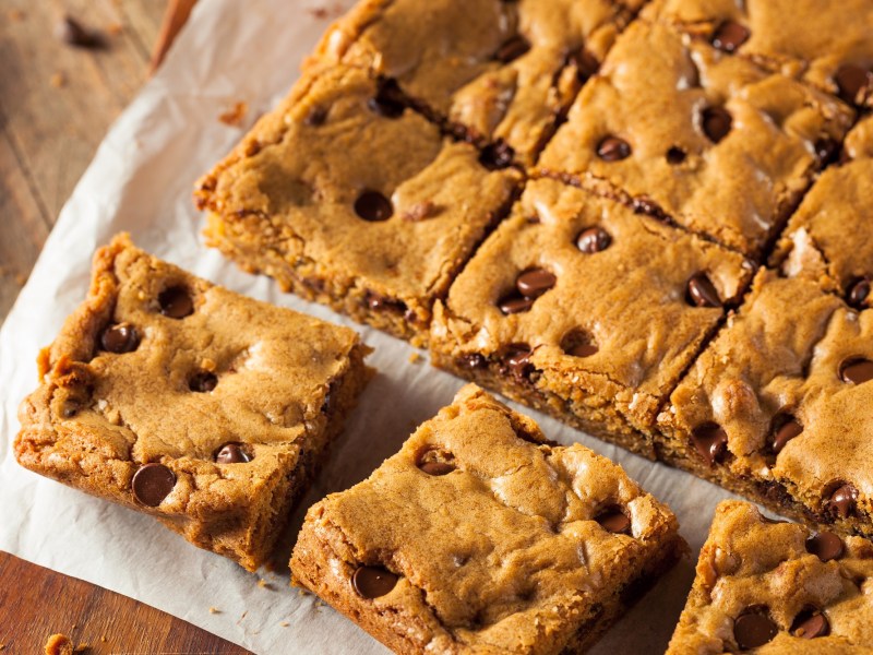 Blondies mit Schokoladentropfen, in Quadrate geschnitten