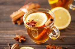 Eine Tasse Hot Toddy mit Zimtstange, Sternanis nud Zitrone