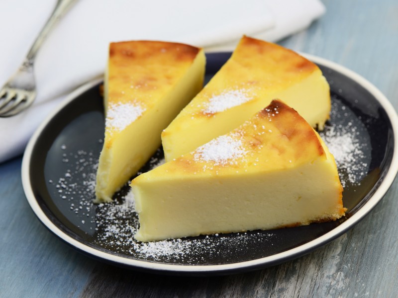 3 Stücke Joghurt-Kuchen auf einem Teller