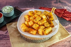 Knusprige Polenta in einer weißen Schale serviert mit Mayo und Ketchup