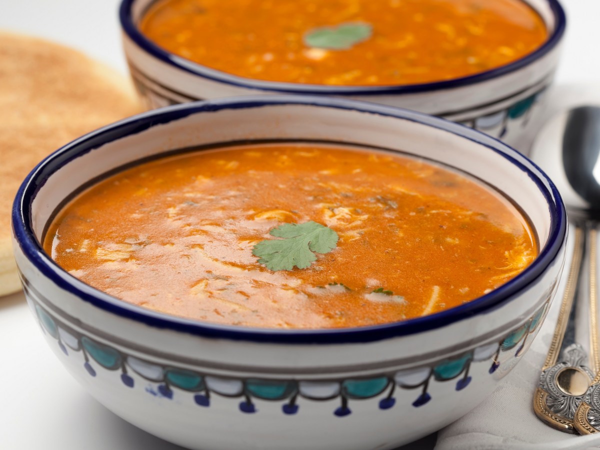 2 Schüsseln marokkanische Linsensuppe Harira mit Koriander garniert, Nahaufnahme.