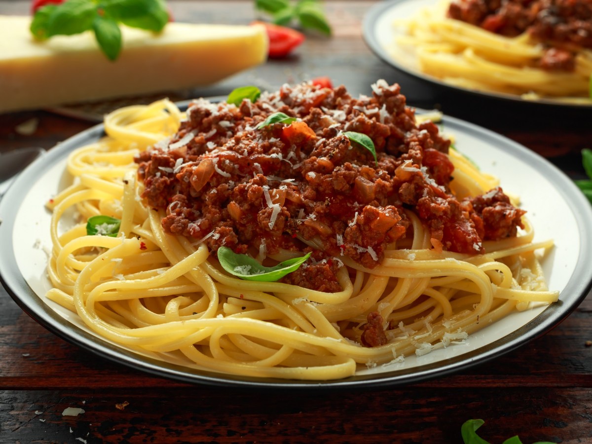 Ein Teller Nudeln mit Ragú alla bolognese, der offiziellen Bolognese-Soße.