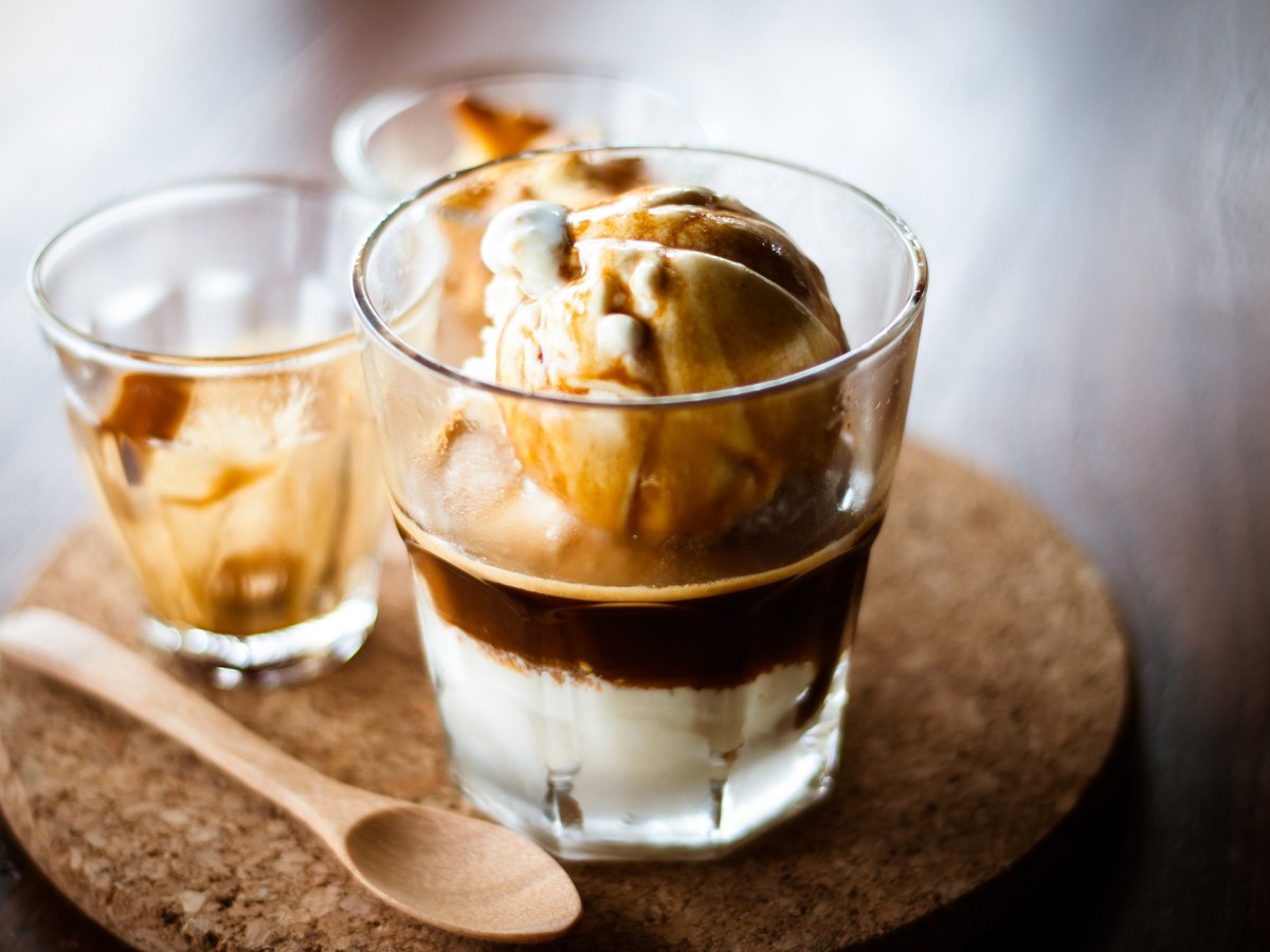 Affogato: eine Kugel Vanilleeis und ein Shot Espresso in einem Glas.