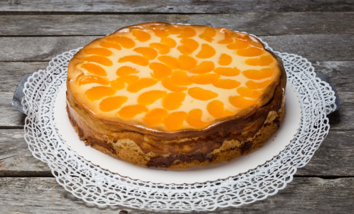 Ein Faule-Weiber-Kuchen mit Mandarinen auf einer Kuchenplatte.