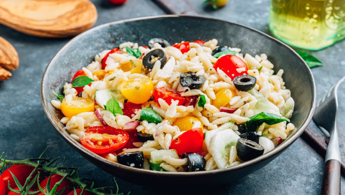 Eine Schüssel Kritharaki-Salat.