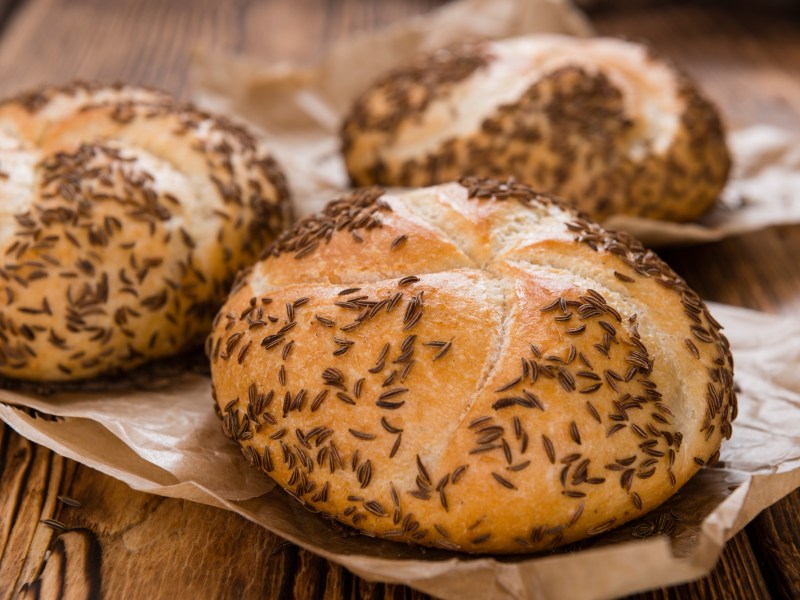 drei Kümmelbrötchen auf Backpapier