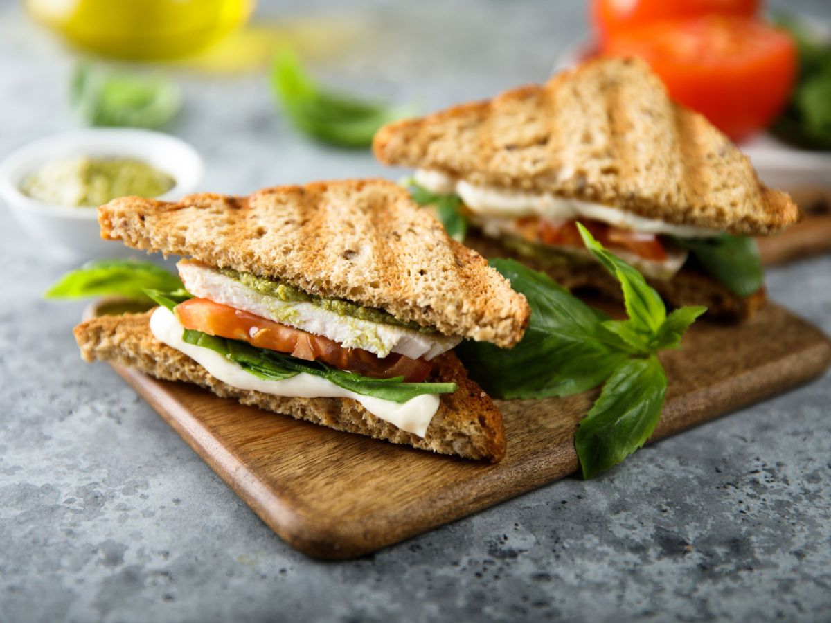 Pesto-Toast Caprese , angerichtet auf einem Brett.