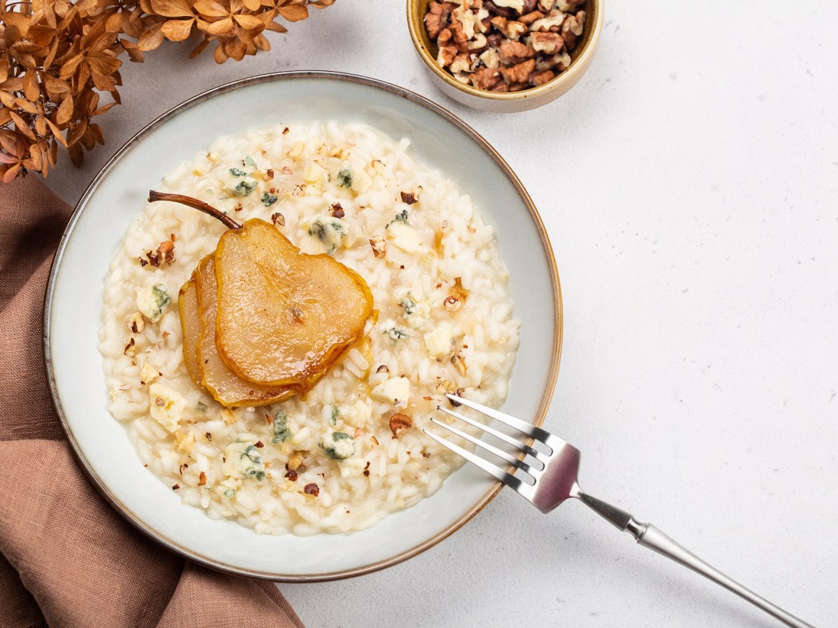 Teller mit Risotto und Birnenscheiben als Deko