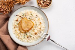 Teller mit Risotto und Birnenscheiben als Deko