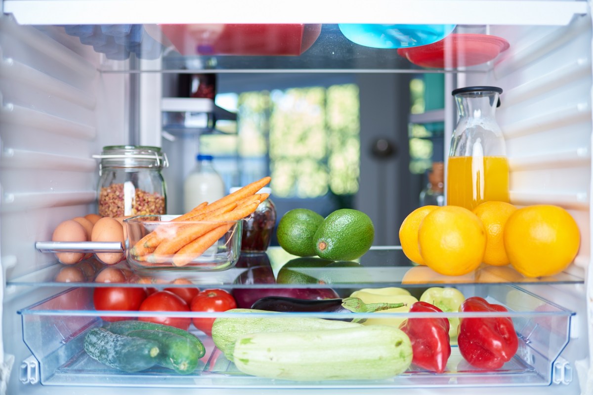 Salz im Kühlschrank: Ein mit viel Gemüse und Obst gefüllter Kühlschrank.