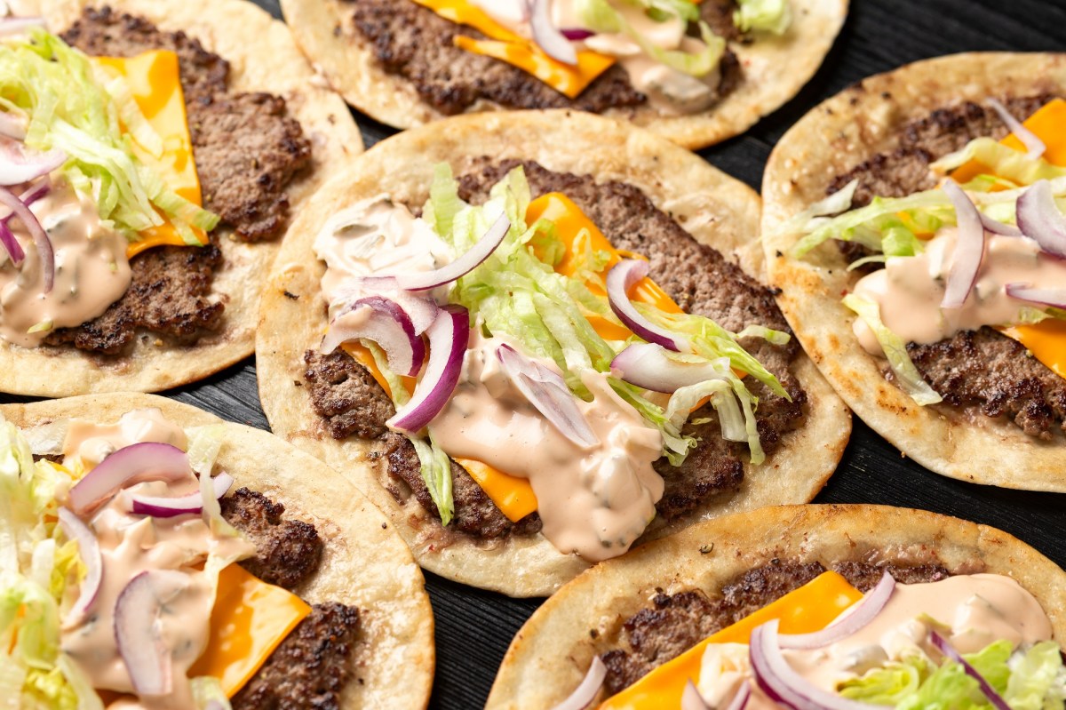 Mehrere Tacos mit gebratenem Hackfleisch, Soße und Salat