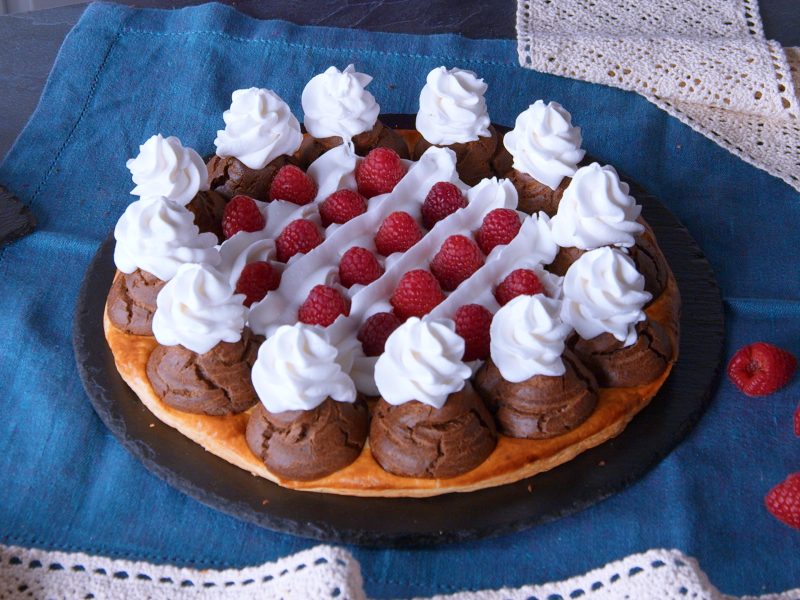 Windbeutel-Blätterteig-Kuchen mit Sahne und Himbeeren