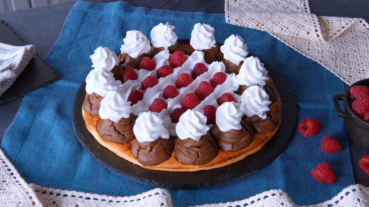 Windbeutel-Blätterteig-Kuchen mit Sahne und Himbeeren