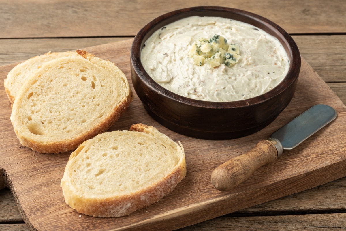 Gorgonzola-Walnuss-Dip in einer dunklen Schale mit Weißbrot serviert.