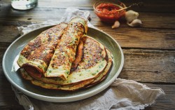 Kartoffel-Pfannkuchen auf Teller und Holztisch