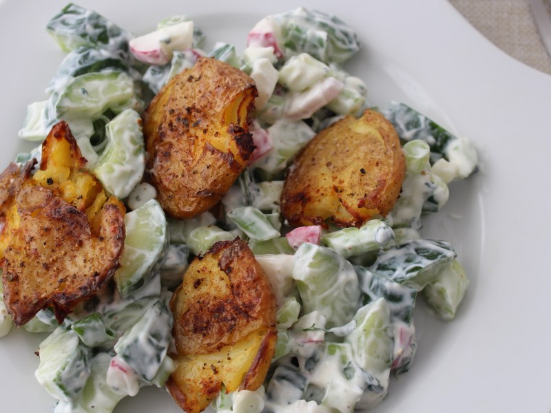 Ein Teller mit Kartoffelsalat aus dem Airfryer, Nahaufnahme.