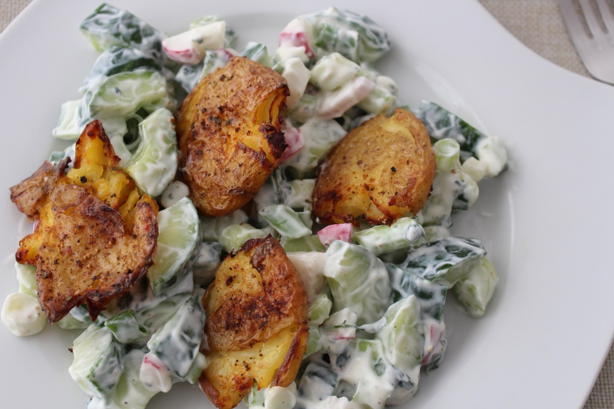 Ein Teller mit Kartoffelsalat aus dem Airfryer, Nahaufnahme.