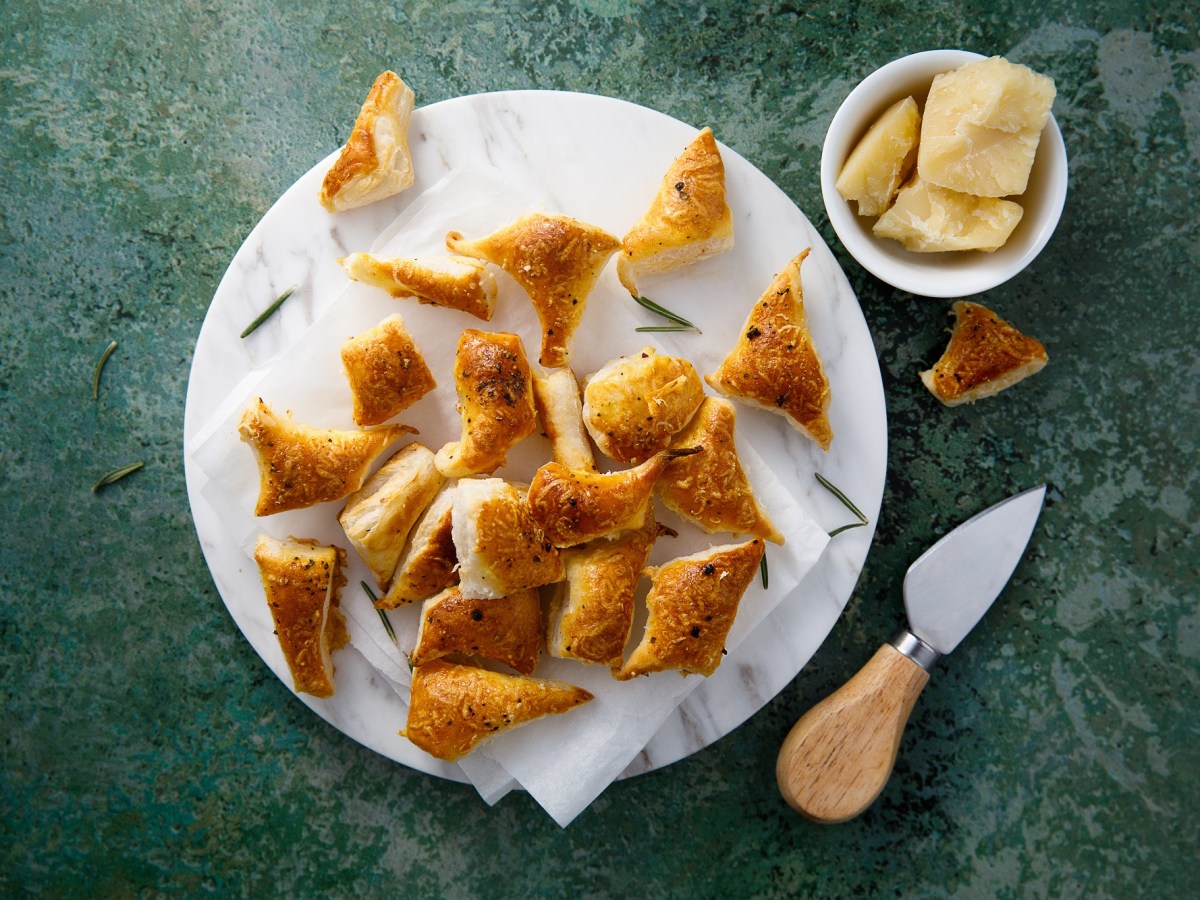 Köstliches Fingerfood: knusprige Blätterteig-Happen mit Parmesan