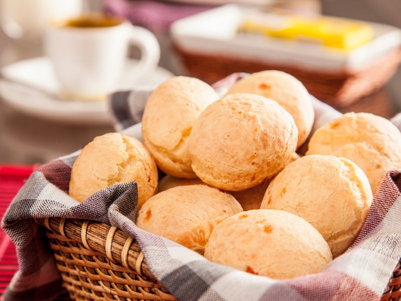 Quarkbrötchen-Rezept: mehrere kleine Brötchen in einem Korb, de mit einem Geschirrtuch ausgelegt ist.