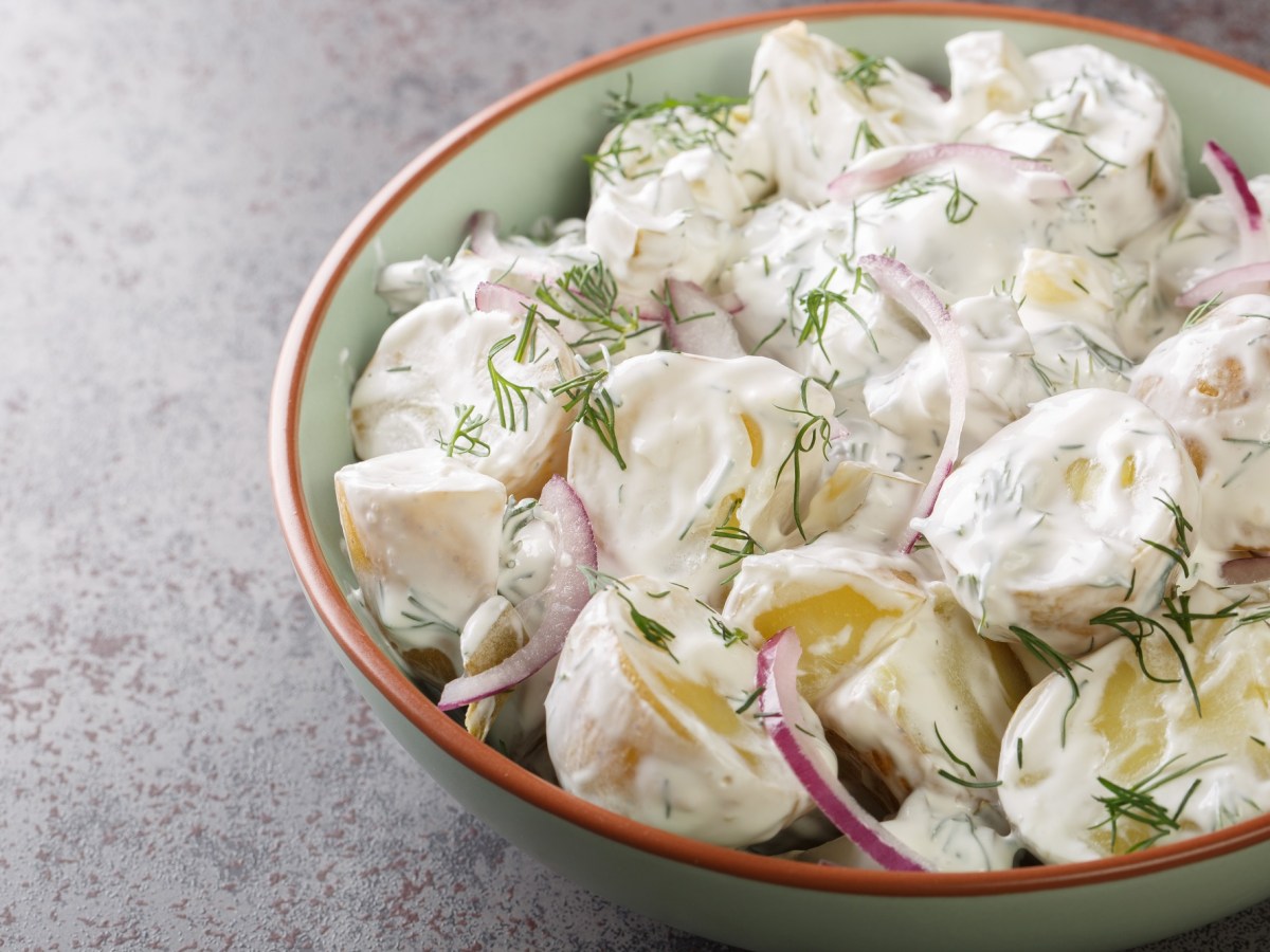 Eine Schale Schwedischer Kartoffelsalat mit roten Zwiebeln, Nahaufnahme