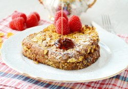 Arme Ritter mit Cornflakes-Crunch, Himbeeren, Ahornsirup.