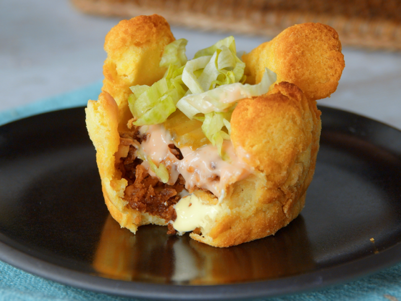 Teller mit Kroketten-Burger-Muffin