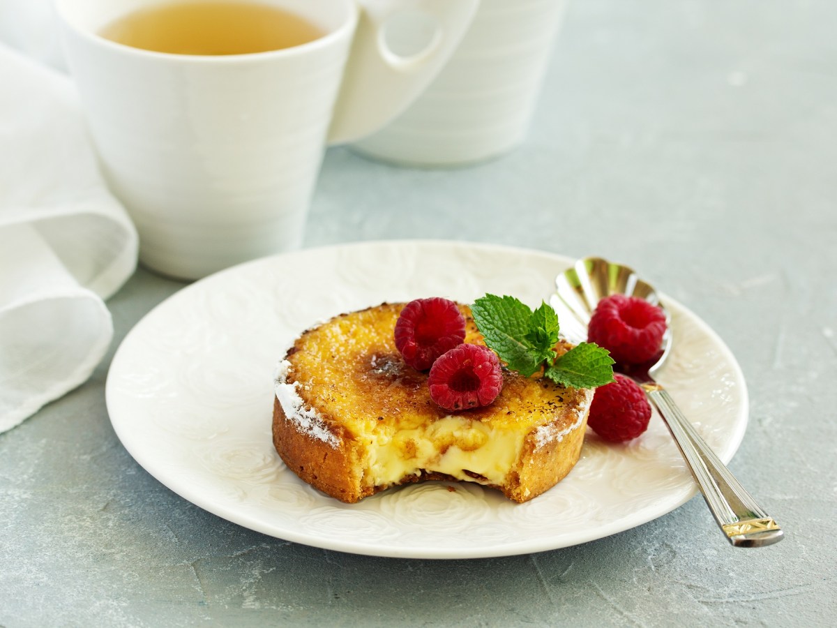 Kuchen und Dessert-Klassiker in Einem: Crème-Brûlée-Kuchen