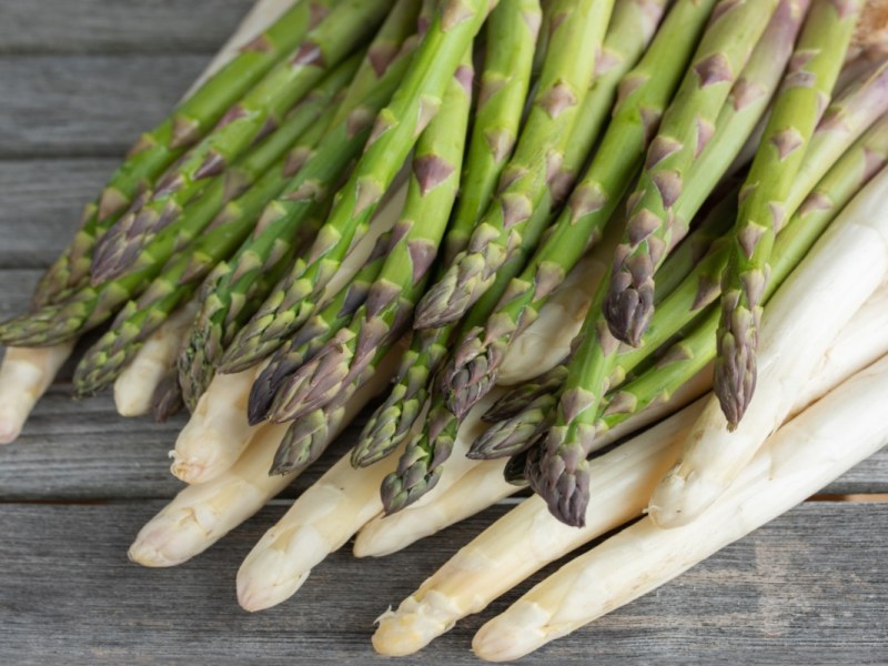 Woran erkennt man frischen Spargel: frischer grüner und weißer Spragel.