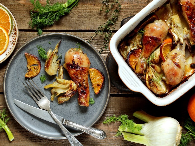 Hähnchen mit Fenchel und Orange auf einem Teller.