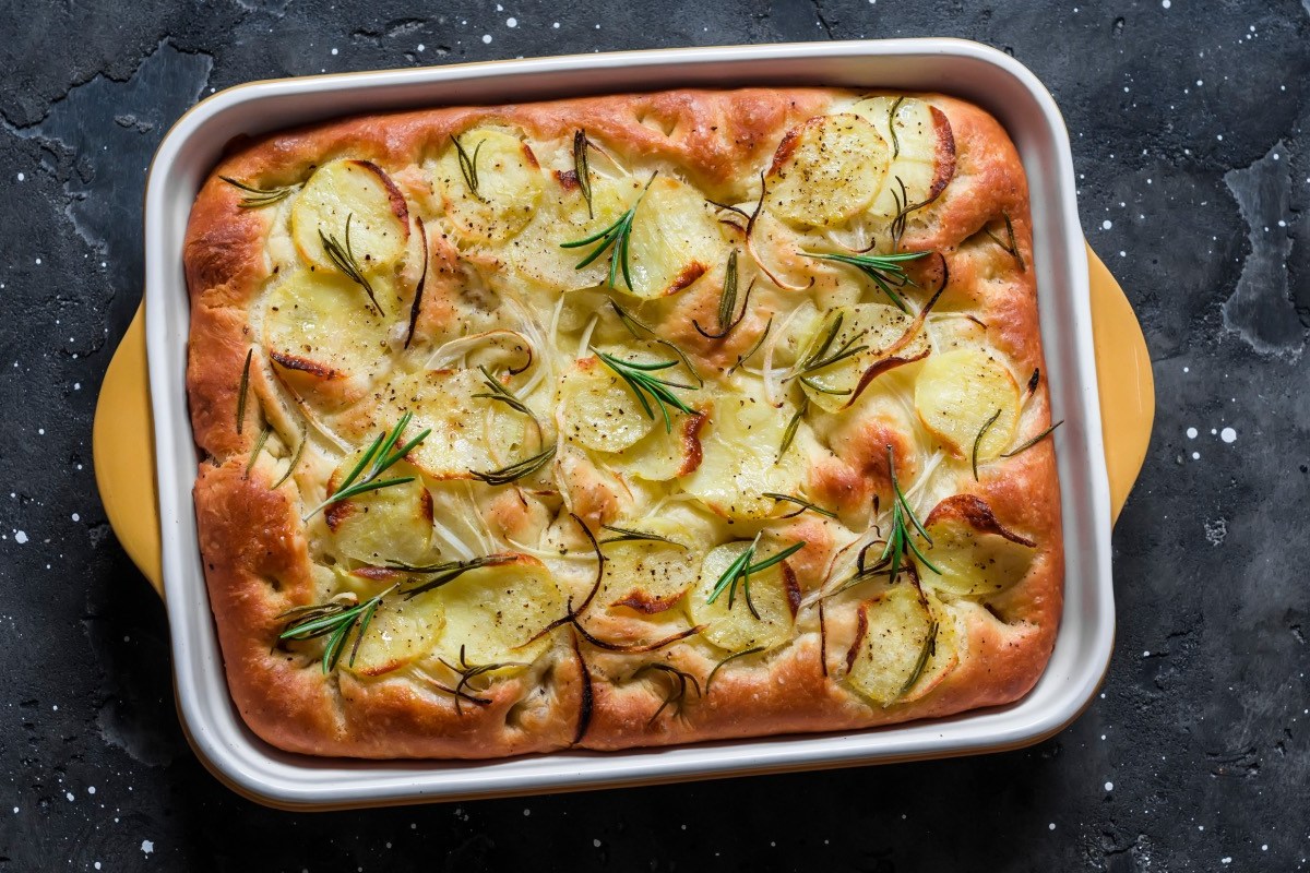 Eine Kartoffel-Focaccia in einer Auflaufform in der Draufsicht.