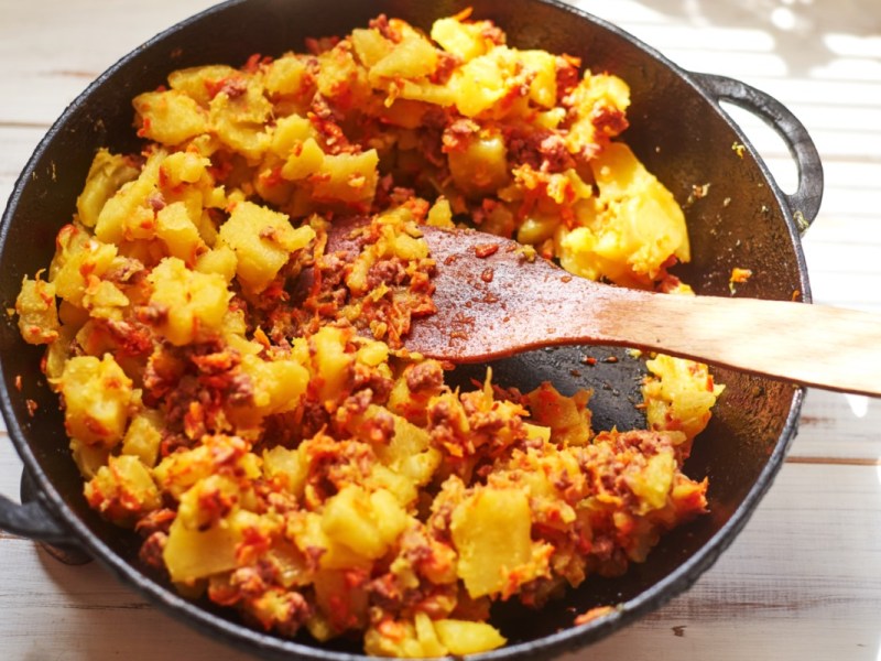 Eine Kartoffel-Hackfleisch-Pfanne, von oben fotografiert.