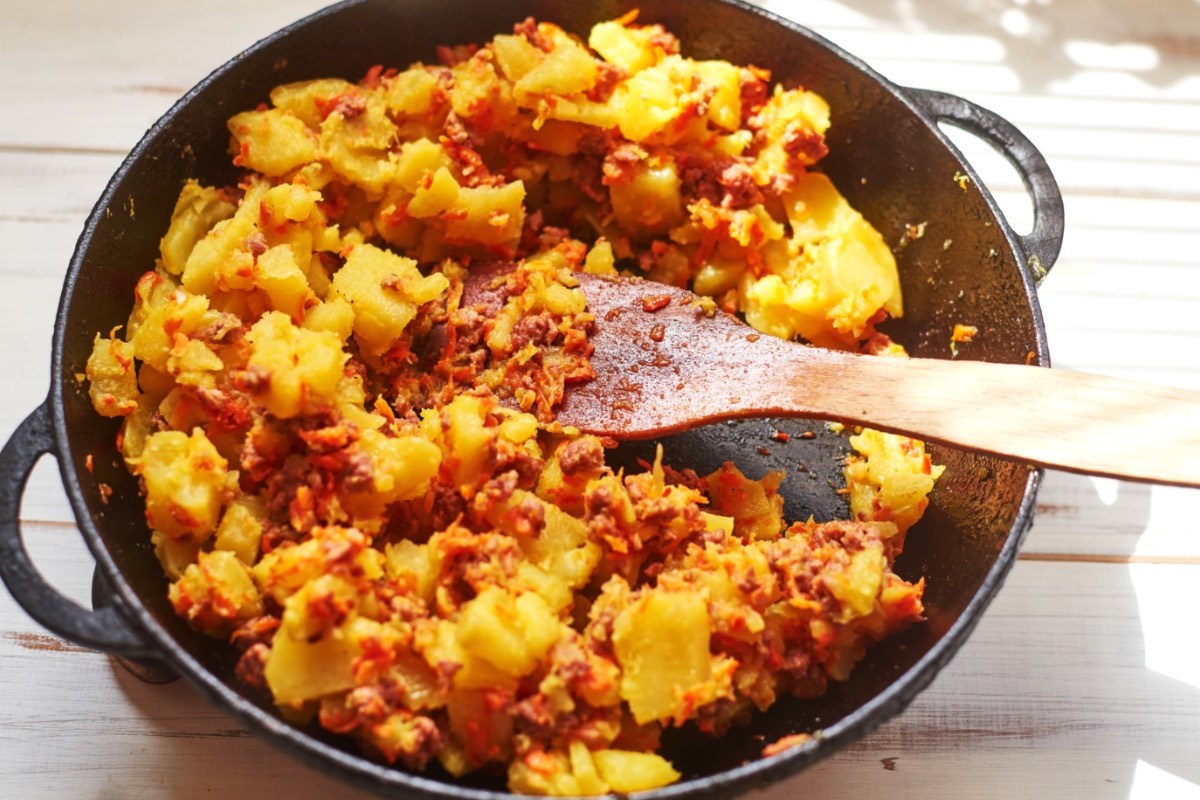 Eine Kartoffel-Hackfleisch-Pfanne, von oben fotografiert.