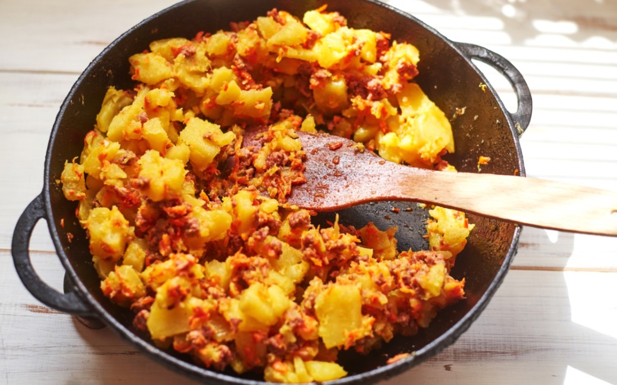 Eine Kartoffel-Hackfleisch-Pfanne, von oben fotografiert.