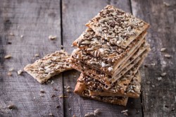 Knäckebrot selber machen: Ein Stapel Knäckebrot mit Saaten und Kernen.