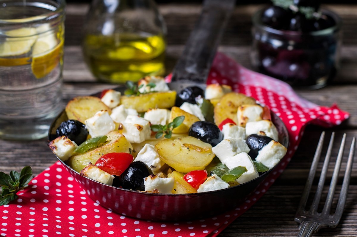 Eine korsische Kartoffelpfanne mit Oliven und Feta.