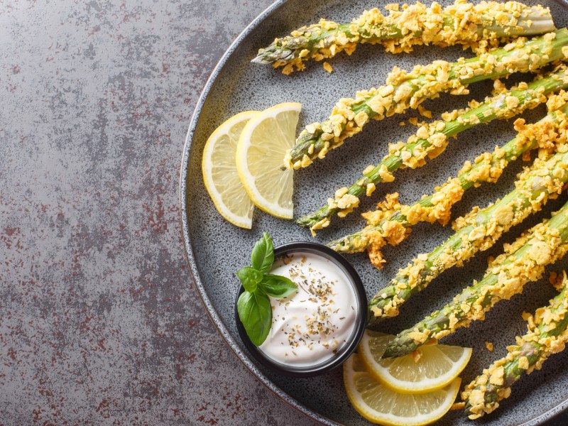 Panierter Spargel mit Panko und Parmesan auf einem Teller.