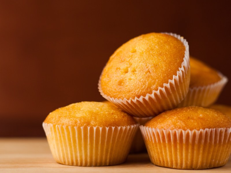 Einige Pudding-Muffins, die übereinander gestapelt sind.