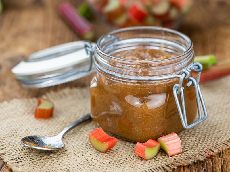 Rhabarber-Marmelade im Glas.