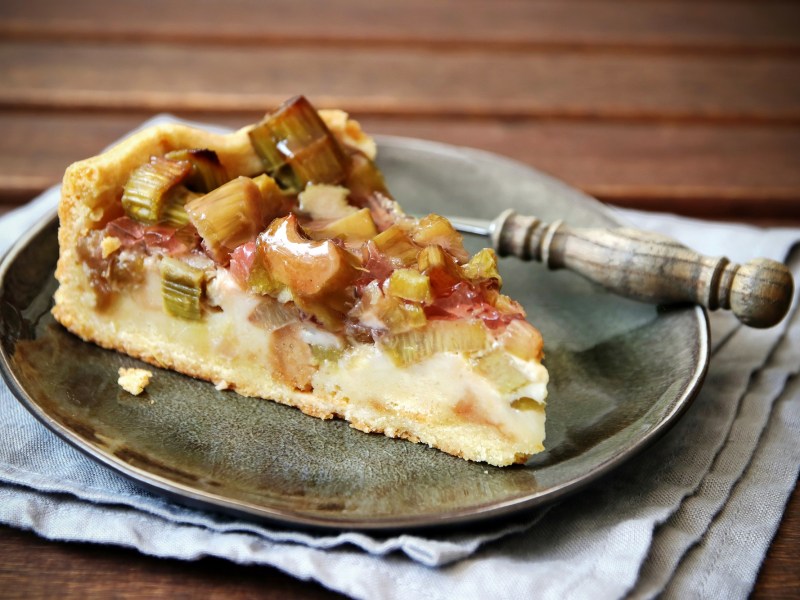 Teller mit einem Stück Rhabarber-Schmand-Kuchen