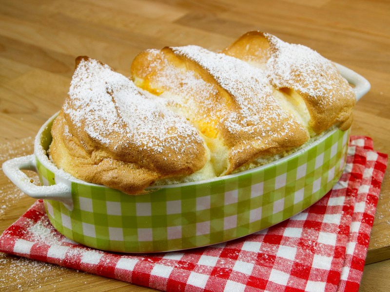 Salzburger Nockerl in einer Auflaufform auf dem Tisch.