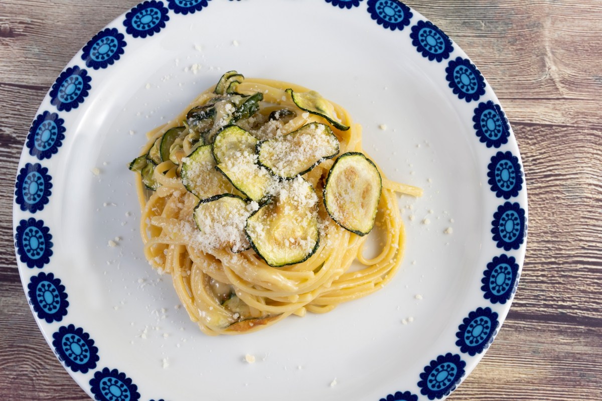 Teller mit blauem Rand und einer Protion Spaghetti alla nerano.