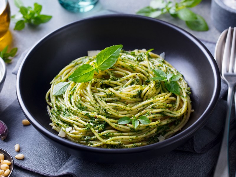 Ein Teller Spaghetti mit Feldsalat-Pesto.