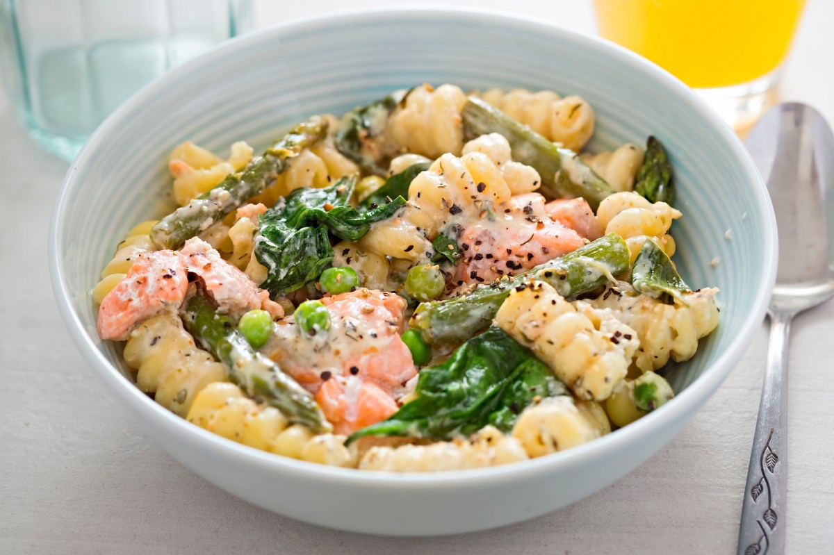 Spargel-Lachs-Pasta in einer Schüssel auf dem Tisch.