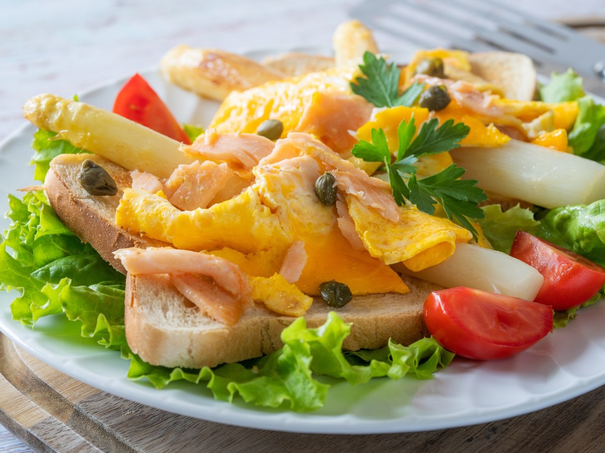 Ein Teller mit Spargel-Toast mit Rührei.