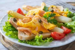 Ein Teller mit Spargel-Toast mit Rührei.