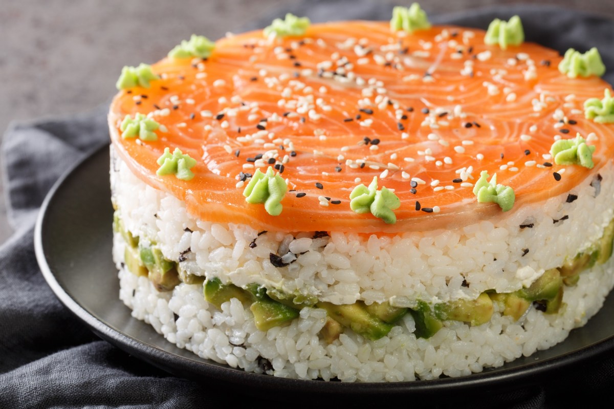 Die angerichtete Sushi-Torte auf einem Servierteller.