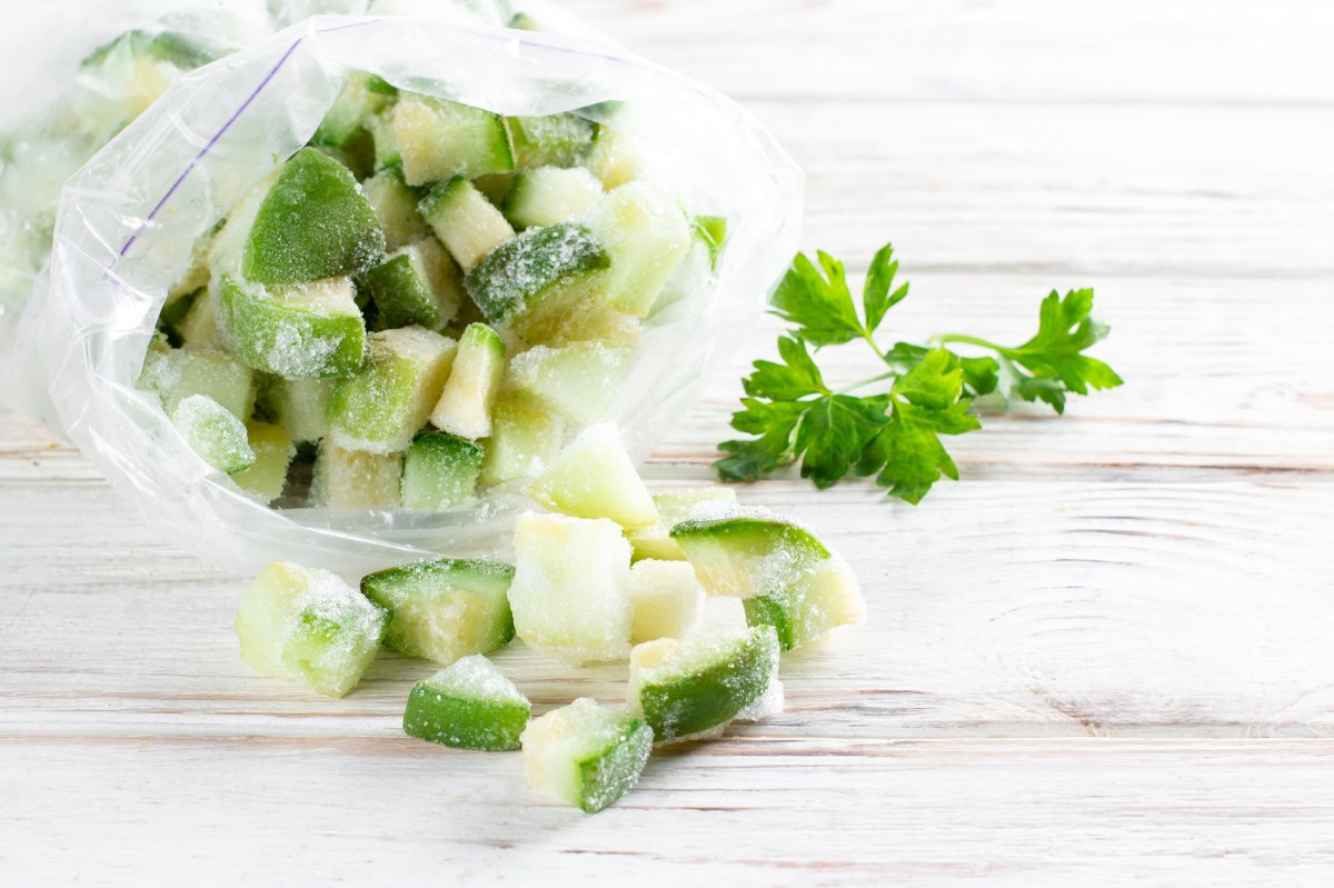 Zucchini einfrieren: Ein Beutel eingefrorene Zucchini