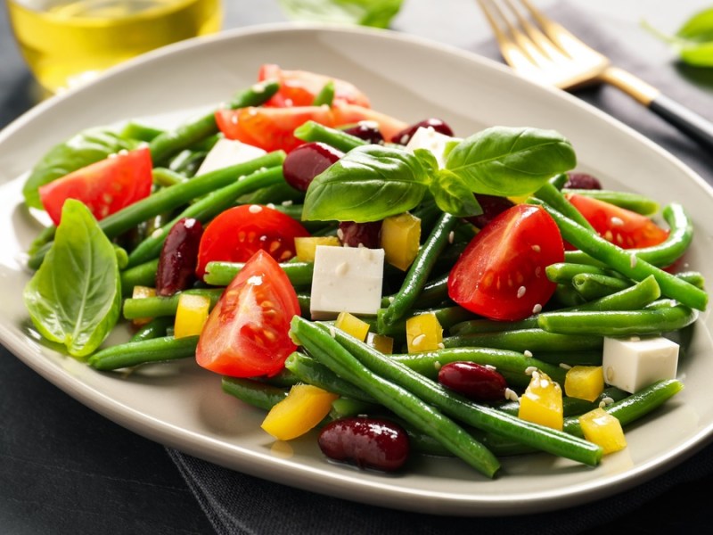 Bohnen-Feta-Salat auf einem weißen Teller