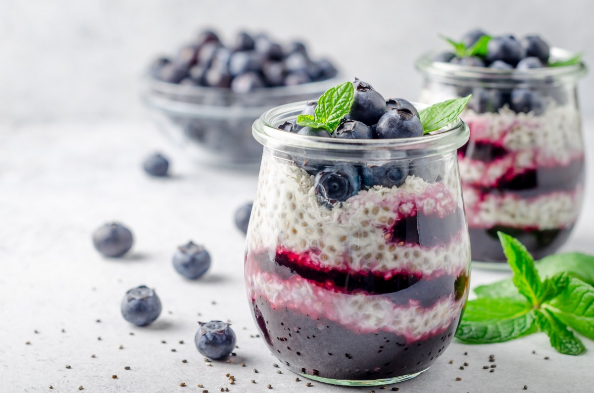 Blaubeer-Chia-Pudding in einem Einmachglas. dekoriert mit Blaubeeren und Minze